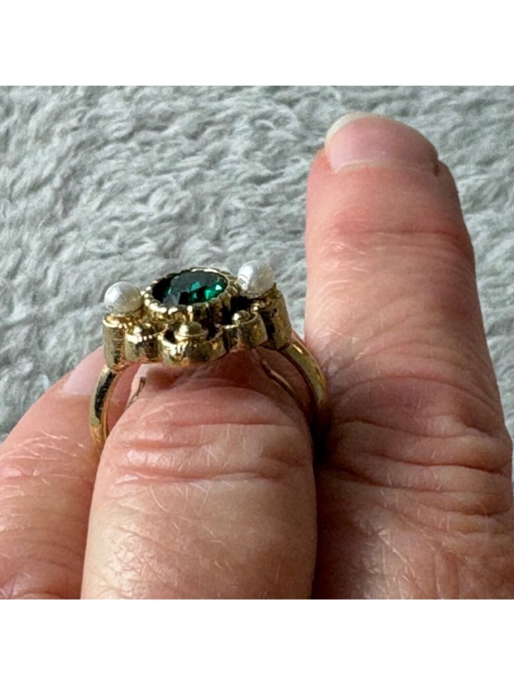 Vintage Avon Versailles Ring 1970's Emerald Green Rhinestone Faux Pearl - Picture 4 of 6